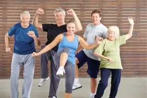 Idosos praticando exercícios leves para aumentar a mobilidade